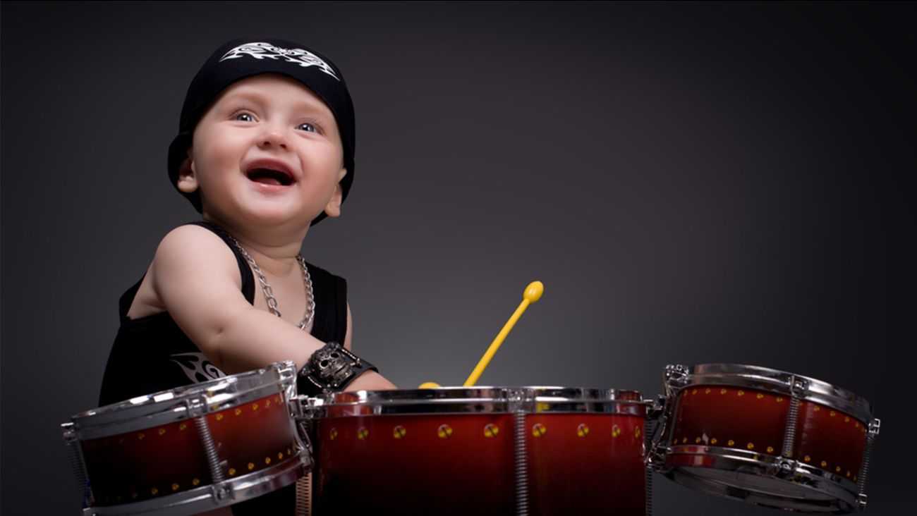 Bambino che suona la batteria
